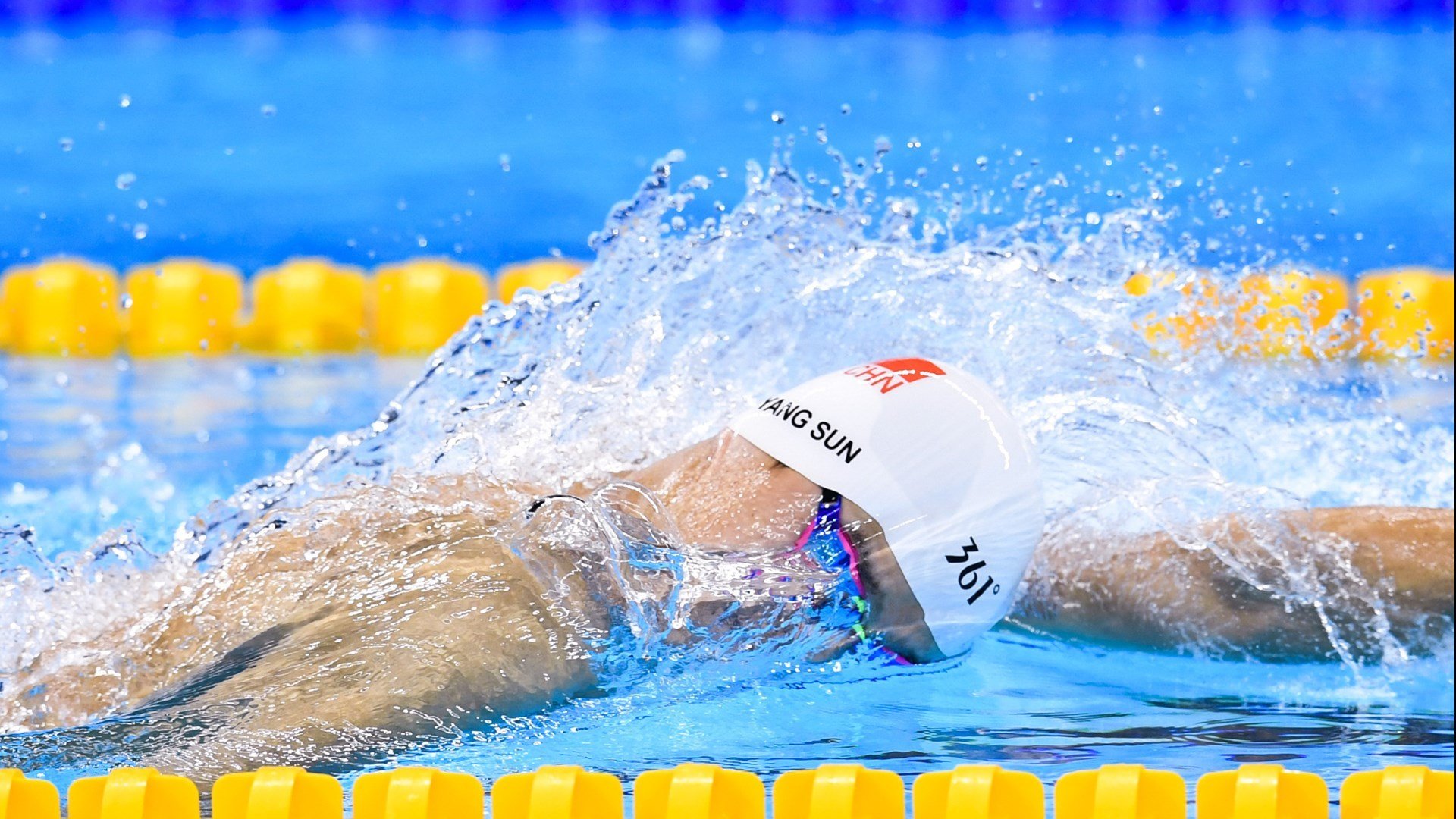 “高新体育中心武术比赛:看选手如何在短短数秒间决胜负”